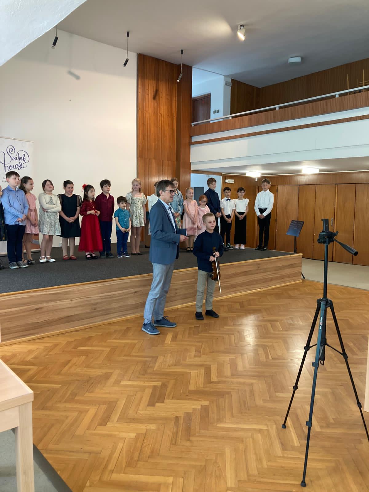 Mladý účastník během slavnostního programu